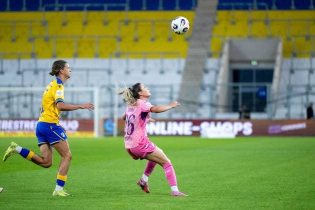 Janna Grimm TSG Hoffenheim, 26 in duel with Anna Margraf Carl Zeiss Jena, 18 , GER, TSG 1899 Hoffenheim vs FC Carl Zeiss Jena, Football Google Pixel Womens Bundesliga, 1 Matchday, Season 2025 2026, 08 09 2025 DFB regulations prohibit any use of photographs as image sequences and or quasi video GER, TSG 1899 Hoffenheim vs FC Carl Zeiss Jena, Football Google Pixel Womens Bundesliga, 1 Matchday, Season 2025 2026, 08 09 2025 Jena Copyright: xEibner-Pressefoto Memmlerx EP_MMR