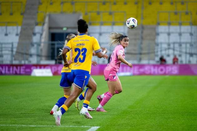 Janna Grimm TSG Hoffenheim, 26 on the ball, in front Josephine Bonsu Carl Zeiss Jena, 23 , GER, TSG 1899 Hoffenheim vs FC Carl Zeiss Jena, Football Google Pixel Frauen Bundesliga, 1 Spieltag, Saison 2025 2026, 08 09 2025 DFB regulations prohibit any use of photographs as image sequences and or quasi video GER, TSG 1899 Hoffenheim vs FC Carl Zeiss Jena, Football Google Pixel Frauen Bundesliga, 1 Spieltag, Saison 2025 2026, 08 09 2025 Jena Copyright: xEibner-Pressefoto Memmlerx EP_MMR