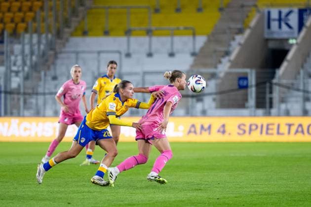 Laura Gloning TSG Hoffenheim, 20 in duel with Emily Reske Carl Zeiss Jena, 28 , GER, TSG 1899 Hoffenheim vs FC Carl Zeiss Jena, Football Google Pixel Womens Bundesliga, 1 Matchday, Season 2025 2026, 08 09 2025 DFB regulations prohibit any use of photographs as image sequences and or quasi video GER, TSG 1899 Hoffenheim vs FC Carl Zeiss Jena, Football Google Pixel Womens Bundesliga, 1 Matchday, Season 2025 2026, 08 09 2025 Jena Copyright: xEibner-Pressefoto Memmlerx EP_MMR