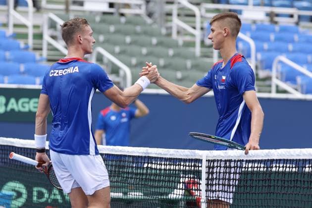 Jiri Lehecka and Petr Brunclik greet each other after a training session during the preparation for the qualifying match between the USA and the Czech Republic for the final group of the Davis Cup 2025 at the Delray Beach Tennis Center in Delray Beach, USA. 08.09.2025, Delray Beach, USA. (CTKxPhoto PavelxLebeda) CTKPhotoF202509080029001  CTKPhotoF202509080029001