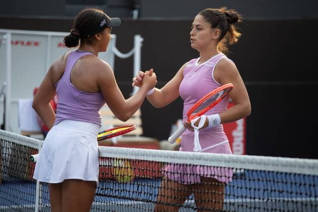 WTA, Tennis Damen 250 SP OPEN SaO PAULO, SP - 08.09.2025: WTA 250 SP OPEN - Marking the return of the professional women& 39;s tennis circuit to the capital of Sao Paulo after 25 years, the SP Open, WTA 250 of Sao Paulo, takes place from September 6th to 14th at Parque Villa Lobos. In the photo, Brazilian Nauhany Silva, Nana, congratulates Brazilian Carolina Meligeni Alves after her victory on Monday afternoon (08). (Photo: Rodilei Morais Fotoarena) x2803290x  RodileixMorais