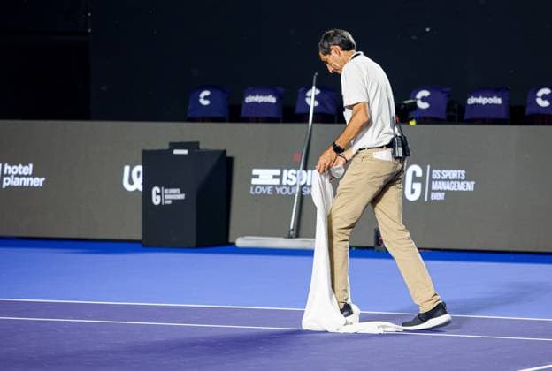 WTA GUADALAJARA 250 OPEN WTA GUADALAJARA 250 OPEN SAKKARI VS JACQUEMONT 08092025 GUADALAJARA, JALISCO Action photo of the crew trying to dry the court, after a heavy rain during the Maria Sakkari versus Elsa Jacquemont game, in day 1 of the WTA Guadalajara 250 Open, held at the Centro Panamericano de Tenis of Guadalajara, Jalisco, Mexico Action photo of the staff trying to dry the court, after a heavy rain during the Maria Sakkari versus Elsa Jacquemont game, in day 1 of the WTA Guadalajara 250 Open, held at the Centro Panamericano de Tenis de Guadalajara, Jalisco Mexico PHOTO BY IMAGENSHOP AGENCIA FOTOGRAFICA GUADALAJARA JALISCO MEXICO Copyright: xIMAGENSHOPxAGENCIAxFOTOGRAFICAx
