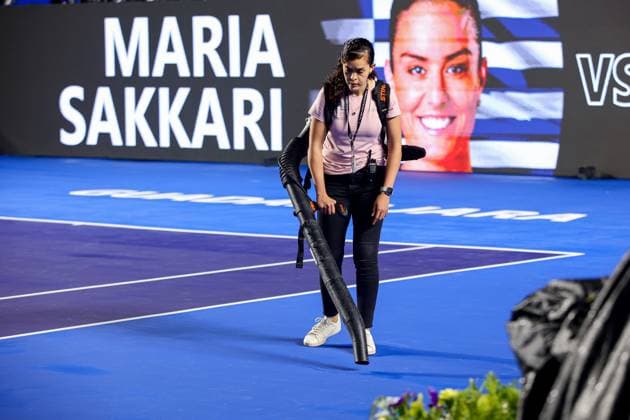 WTA GUADALAJARA 250 OPEN WTA GUADALAJARA 250 OPEN SAKKARI VS JACQUEMONT 08092025 GUADALAJARA, JALISCO Action photo of the crew trying to dry the court, after a heavy rain during the Maria Sakkari versus Elsa Jacquemont game, in day 1 of the WTA Guadalajara 250 Open, held at the Centro Panamericano de Tenis of Guadalajara, Jalisco, Mexico Action photo of the staff trying to dry the court, after a heavy rain during the Maria Sakkari versus Elsa Jacquemont game, in day 1 of the WTA Guadalajara 250 Open, held at the Centro Panamericano de Tenis de Guadalajara, Jalisco Mexico PHOTO BY IMAGENSHOP AGENCIA FOTOGRAFICA GUADALAJARA JALISCO MEXICO Copyright: xIMAGENSHOPxAGENCIAxFOTOGRAFICAx