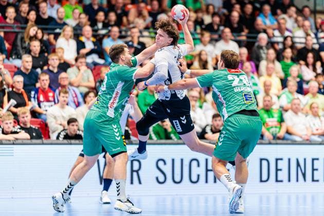 v l Ian Weber GWD Minden, 13 , Lasse Moeller SG Flensburg Handewitt, 64 , Tom Bergner GWD Minden, 28 GER, GWD Minden vs SG Flensburg Handewitt, Handball, 1 Bundesliga, Matchday 3, Season 2025 2026, 08 09 2025 GER, GWD Minden vs SG Flensburg Handewitt, Handball, 1 Bundesliga, Matchday 3, Season 2025 2026, 08 09 2025 Luebbecke Copyright: xEibner-Pressefoto JanxRollingerx EP_JSK