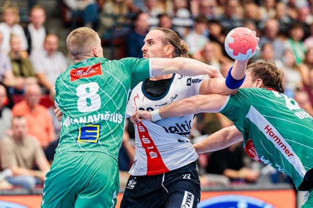 v l Karolis Antanavicius GWD Minden, 08 , Kent Robin Toennesen SG Flensburg Handewitt, 23 , Tom Bergner GWD Minden, 28 GER, GWD Minden vs SG Flensburg Handewitt, Handball, 1 Bundesliga, Matchday 3, Season 2025 2026, 08 09 2025 GER, GWD Minden vs SG Flensburg Handewitt, Handball, 1 Bundesliga, Matchday 3, Season 2025 2026, 08 09 2025 Luebbecke Copyright: xEibner-Pressefoto JanxRollingerx EP_JSK