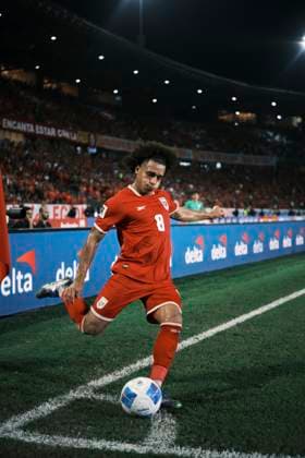 (250909) -- PANAMA CITY, Sept. 9, 2025 -- Adalberto Carrasquilla of Panama takes a corner during the 2026 FIFA World Cup, WM, Weltmeisterschaft, Fussball Concacaf qualifier football match between Panama and Guatemala in Panama City, Panama, on Sept. 8, 2025. ) (SP)PANAMA-PANAMA CITY-FOOTBALL-2026 FIFA WORLD CUP QUALIFIERS-PAN VS GUA XuxYongzheng 