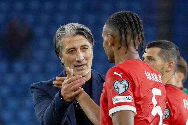 Murat Yakin (Schweiz, Trainer) und Manuel Akanji (Schweiz, 05) nach dem Spiel , Schweiz, FIFA, WM-Qualifikation Europa, (Gruppe B), Schweiz vs. Slowenien, 08.09.2025, Sankt Jakob Park, Basel, Schweiz Basel Sankt Jakob Park Kanton Basel-Stadt Schweiz *** Murat Yakin Switzerland, coach and Manuel Akanji Switzerland, 05 after the match , Switzerland, FIFA, World Cup Qualification Europe, Group B , Switzerland vs Slovenia, 08 09 2025, Sankt Jakob Park, Basel, Switzerland Basel Sankt Jakob Park Canton Basel City Switzerland Copyright: xGrantxHubbsx
