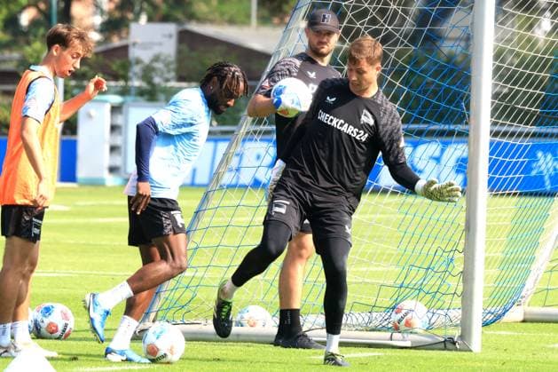 DEU, DFL, 2 FBL Hertha BSC, Training, 09 09 2025, Sportforum, Berlin, DEU, DFL, 2 FBL Hertha BSC, Training, im Bild Tjark Ernst Hertha BSC Berlin 1 , Deyovaisio Zeefuik Hertha BSC Berlin 42 DFL regulations prohibit any use of Photographs as image sequences and or quasi video nordphotoxGmbHx xEngler nph00076