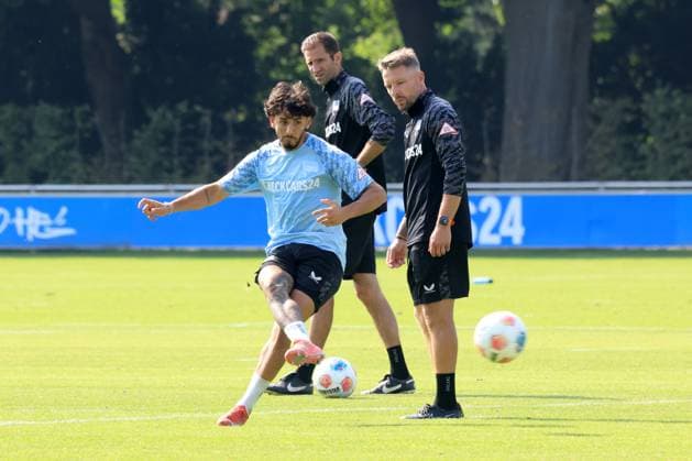 DEU, DFL, 2 FBL Hertha BSC, Training, 09 09 2025, Sportforum, Berlin, DEU, DFL, 2 FBL Hertha BSC, Training, im Bild Kevin Sessa Hertha BSC Berlin 8 , Co Trainer Andre Mijatovic Hertha BSC Berlin , Co Trainer Patrick Ebert Hertha BSC Berlin DFL regulations prohibit any use of Photographs as image sequences and or quasi video nordphotoxGmbHx xEngler nph00076