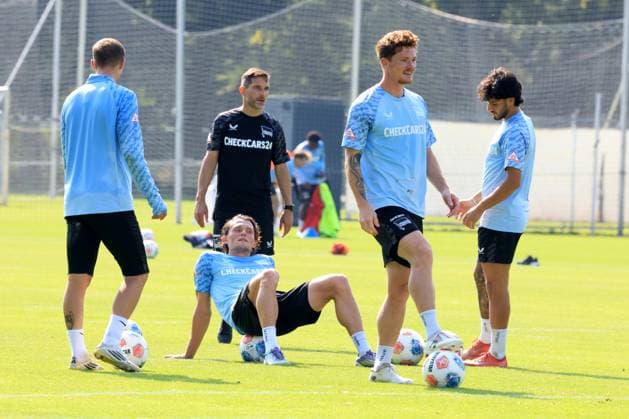 DEU, DFL, 2 FBL Hertha BSC, Training, 09 09 2025, Sportforum, Berlin, DEU, DFL, 2 FBL Hertha BSC, Training, pictured Fabian Reese Hertha BSC Berlin 11 , Michael Cuisance Hertha BSC Berlin 10 , Sebastian Groenning Hertha BSC Berlin 17 , Kevin Sessa Hertha BSC Berlin 8 , Head coach Stefan Leitl Hertha BSC Berlin DFL regulations prohibit any use of Photographs as image sequences and or quasi video nordphotoxGmbHx xEngler nph00076