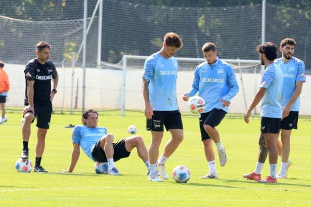 DEU, DFL, 2 FBL Hertha BSC, Training, 09 09 2025, Sportforum, Berlin, DEU, DFL, 2 FBL Hertha BSC, Training, pictured Fabian Reese Hertha BSC Berlin 11 , Head coach Stefan Leitl Hertha BSC Berlin , Sebastian Groenning Hertha BSC Berlin 17 , Michael Cuisance Hertha BSC Berlin 10 DFL regulations prohibit any use of Photographs as image sequences and or quasi video nordphotoxGmbHx xEngler nph00076