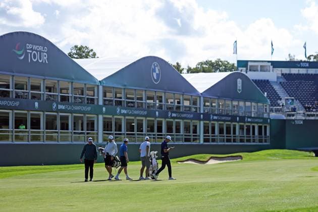 9th September 2025; Wentworth Club, London, England; The BMW PGA, Golf Herren Championship Golf Practice Day 1; players inspect the course while walking on to the 18th green  HenningxvonxJagow