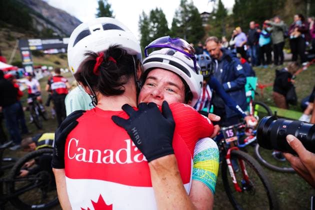 2025 UCI Mountain Bike World Championships Picture by Ed Sykes SWpix.com - 08 09 2025 - Cycling - 2025 UCI Mountain Bike World Championships - Cross-country Short Track - Zermatt, Valais, Switzerland - Women Elite Final - Rebecca Henderson (Australia) congratulates Jennifer Jackson (Canada) on third place Copyright: x xSWpix.comx(t axPhotographyxHubxLtd)xEdxSykes SWpix.comx SWP-3030-3118