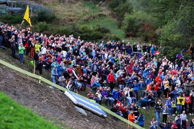 2025 UCI Mountain Bike World Championships Picture by Ed Sykes SWpix.com - 08 09 2025 - Cycling - 2025 UCI Mountain Bike World Championships - Cross-country Short Track - Zermatt, Valais, Switzerland - Women Elite Final - Crowds watch on Copyright: x xSWpix.comx(t axPhotographyxHubxLtd)xEdxSykes SWpix.comx SWP-3030-3123
