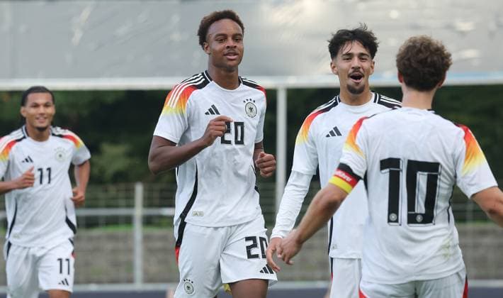 Reutlingen , International soccer match U20 Germany vs U20 Italy , Germany cheers after the goal to 1 0 , from left Assan Ouedraogo Laurin Ulrich