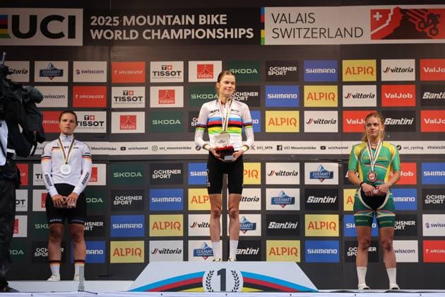 2025 UCI Mountain Bike World Championships Picture by Alex Whitehead SWpix.com - 09 09 2025 - Cycling - 2025 UCI Mountain Bike World Championships - Cross-country Short Track - Zermatt, Valais, Switzerland - Women Under-23 Podium - Isabella Holmgren (Canada) receiving the Gold Medal to become World Champion with Carla Hahn (Germany) receiving the Silver Medal and Tyler Jacobs (South Africa) receiving the Bronze Medal Copyright: x xSWpix.comx(t axPhotographyxHubxLtd)xAlexxWhitehead SWpix.comx SWP-3030-3197