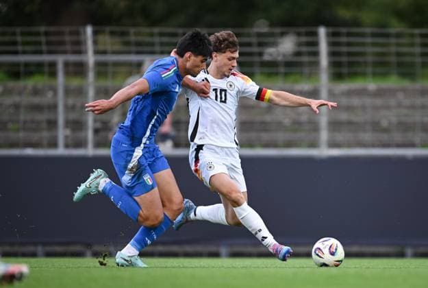 Soccer U 20 Test Laenderspiel in Reutlingen 09 09 2025 Germany Italy Raphael Kofler left, Italy against Maurice Krattenmacher right, Germany