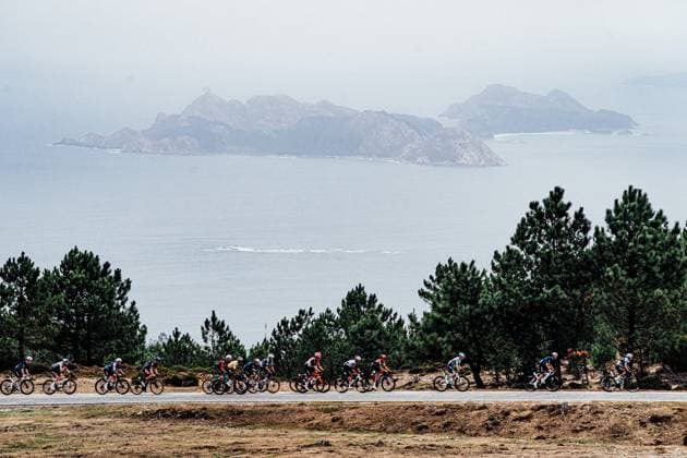 2025 Vuelta Ciclista a Espana Stage 16 Picture by Zac Williams SWpix.com - 09 09 2025 - Cycling - 2025 Vuelta Ciclista a Espana Stage 16, Poio to Castro de Herville, Spain - The breakaway. Copyright: x xSWpix.comx(t axPhotographyxHubxLtd)xZacxWilliams SWpix.comx SWP-2645