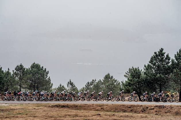 2025 Vuelta Ciclista a Espana Stage 16 Picture by Zac Williams SWpix.com - 09 09 2025 - Cycling - 2025 Vuelta Ciclista a Espana Stage 16, Poio to Castro de Herville, Spain - The peloton. Copyright: x xSWpix.comx(t axPhotographyxHubxLtd)xZacxWilliams SWpix.comx SWP-2645