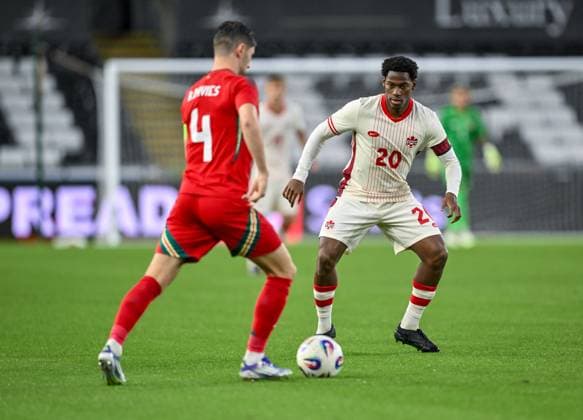 Wales v Canada International Friendly, Länderspiel, Nationalmannschaft Jonathan David of Canada against Ben Davies of Wales during the International Friendly match between Wales and Canada at Swansea.com Stadium, Swansea UK Newspapers OUT Copyright: xPaulxRuberyx FIL-22196-0024