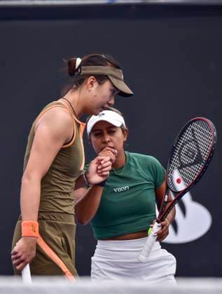 WTA GUADALAJARA 250 OPEN WTA GUADALAJARA 250 OPEN BARTUNKOVA KASINTSEVA SANTAMARIA TANG 09092025 GUADALAJARA, JALISCO Action photo of Sabrina Santamaria and Quianhui Tang, during day 2 the WTA Guadalajara 250 Open, held at the Centro Panamericano de Tenis of Guadalajara, Jalisco, Mexico Action photo of Sabrina Santamaria and Quianhi Tang, during day 2 the WTA Guadalajara 250 Open, held at the Centro Panamericano de Tenis of Guadalajara, Jalisco, Mexico PHOTO BY IMAGENSHOP AGENCIA FOTOGRAFICA GUADALAJARA JALISCO MEXICO Copyright: xIMAGENSHOPxAGENCIAxFOTOGRAFICAx
