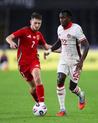 Swansea, Wales, 9th September 2025. Richie Laryea of Canada breaks with the ball during the Wales vs Canada International Friendly, Länderspiel, Nationalmannschaft match at the Swansea.Com Stadium, Swansea. Picture credit should read: Gareth Evans Sportimage EDITORIAL USE ONLY. No use with unauthorised audio, video, data, fixture lists, club league logos or live services. Online in-match use limited to 120 images, no video emulation. No use in betting, games or single club league player publications. SPI_022_GE_WAL_CAN SPI-4116-0021