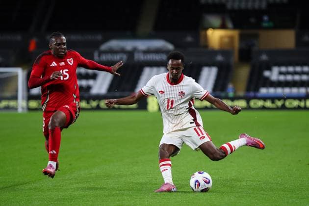 Swansea, Wales, 9th September 2025. Richie Laryea of Canada crosses the ball during the Wales vs Canada International Friendly, Länderspiel, Nationalmannschaft match at the Swansea.Com Stadium, Swansea. Picture credit should read: Gareth Evans Sportimage EDITORIAL USE ONLY. No use with unauthorised audio, video, data, fixture lists, club league logos or live services. Online in-match use limited to 120 images, no video emulation. No use in betting, games or single club league player publications. SPI_023_GE_WAL_CAN SPI-4116-0022