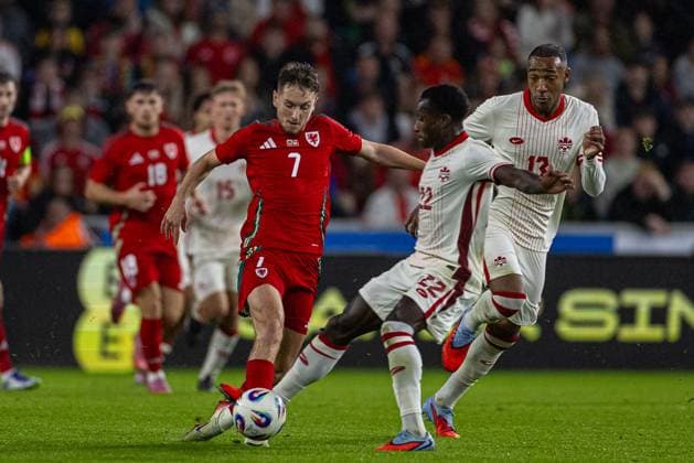 Football - International Friendly, Länderspiel, Nationalmannschaft - Wales v Canada SWANSEA, WALES - Tuesday, September 9, 2025: Wales David Brooks is challenged by Canada s Richmond Mamah Laryea during an International Friendly match between Wales and Canada at the Swansea City Stadium. (Photo by David Rawcliffe Propaganda) SWANSEA Swansea City Stadium SWANSEA WALES  Copyright: xDavidxRawcliffex P2025-09-09-Wales_Canada-24
