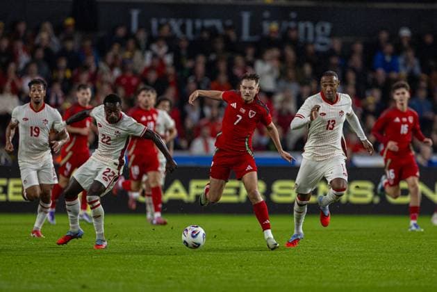 Football - International Friendly, Länderspiel, Nationalmannschaft - Wales v Canada SWANSEA, WALES - Tuesday, September 9, 2025: Wales David Brooks is challenged by Canada s Richmond Mamah Laryea during an International Friendly match between Wales and Canada at the Swansea City Stadium. (Photo by David Rawcliffe Propaganda) SWANSEA Swansea City Stadium SWANSEA WALES  Copyright: xDavidxRawcliffex P2025-09-09-Wales_Canada-25