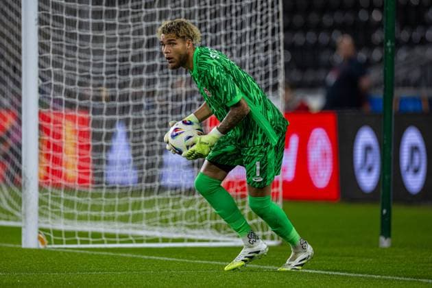 Football - International Friendly, Länderspiel, Nationalmannschaft - Wales v Canada SWANSEA, WALES - Tuesday, September 9, 2025: Canada s goalkeeper Dayne Tristan St. Clair during an International Friendly match between Wales and Canada at the Swansea City Stadium. (Photo by David Rawcliffe Propaganda) SWANSEA Swansea City Stadium SWANSEA WALES  Copyright: xDavidxRawcliffex P2025-09-09-Wales_Canada-31