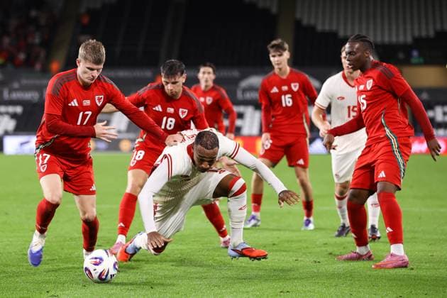 Wales gegen Kanada 09. September 2025, Swansea Internationales Freundschaftsspiel Fußball Wales gegen Kanada Derek Cornelius (Kanada) wird von Jordan James (Wales) unter Druck gesetzt Foto Jacques Feeney Abseits Swansea UK  Copyright: xJacquesxFeeneyx xOffsidexOffside
