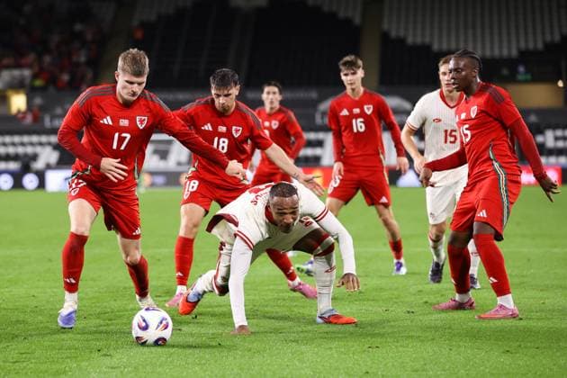 Wales gegen Kanada 09. September 2025, Swansea Internationales Freundschaftsspiel Fußball Wales gegen Kanada Derek Cornelius (Kanada) wird von Jordan James (Wales) unter Druck gesetzt Foto Jacques Feeney Abseits Swansea UK  Copyright: xJacquesxFeeneyx xOffsidexOffside