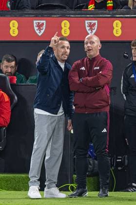 Football - International Friendly, Länderspiel, Nationalmannschaft - Wales v Canada SWANSEA, WALES - Tuesday, September 9, 2025: Wales manager Craig Bellamy speaks with fourth official referee Simon Hooper during an International Friendly match between Wales and Canada at the Swansea City Stadium. (Photo by David Rawcliffe Propaganda) SWANSEA Swansea City Stadium SWANSEA WALES  Copyright: xDavidxRawcliffex P2025-09-09-Wales_Canada-36