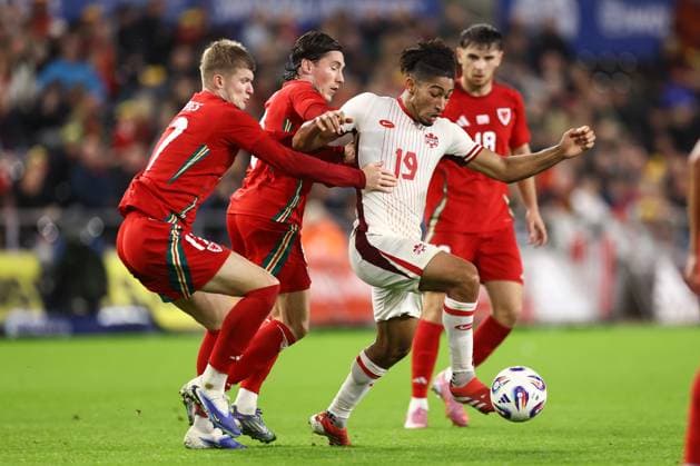 Wales gegen Kanada 09. September 2025, Swansea Internationales Freundschaftsspiel Fußball Wales gegen Kanada Nathan Saliba (Kanada) wird von Jordan James (Wales) und Harry Wilson (Wales) unter Druck gesetzt Foto Jacques Feeney Abseits Swansea UK  Copyright: xJacquesxFeeneyx xOffsidexOffside