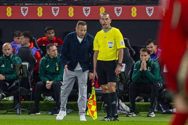 Football - International Friendly, Länderspiel, Nationalmannschaft - Wales v Canada SWANSEA, WALES - Tuesday, September 9, 2025: Wales manager Craig Bellamy speaks to an assistant referee during an International Friendly match between Wales and Canada at the Swansea City Stadium. (Photo by David Rawcliffe Propaganda) SWANSEA Swansea City Stadium SWANSEA WALES  Copyright: xDavidxRawcliffex P2025-09-09-Wales_Canada-37