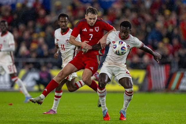 Football - International Friendly, Länderspiel, Nationalmannschaft - Wales v Canada SWANSEA, WALES - Tuesday, September 9, 2025: Wales David Brooks (L) challenges Canada s Richmond Mamah Laryea during an International Friendly match between Wales and Canada at the Swansea City Stadium. (Photo by David Rawcliffe Propaganda) SWANSEA Swansea City Stadium SWANSEA WALES  Copyright: xDavidxRawcliffex P2025-09-09-Wales_Canada-41