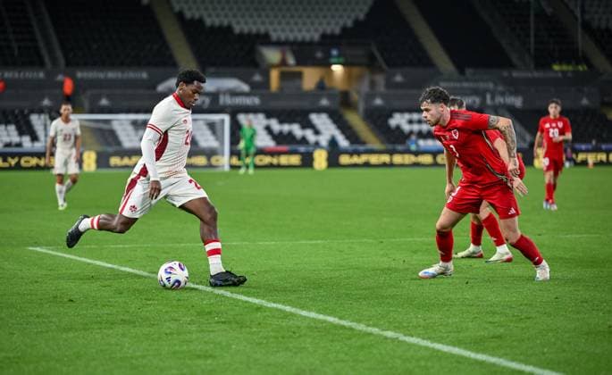 Wales v Canada International Friendly, Länderspiel, Nationalmannschaft Jonathan David of Canada takes on Neco Williams of Wales during the International Friendly match between Wales and Canada at Swansea.com Stadium, Swansea UK Newspapers OUT Copyright: xPaulxRuberyx FIL-22196-0038