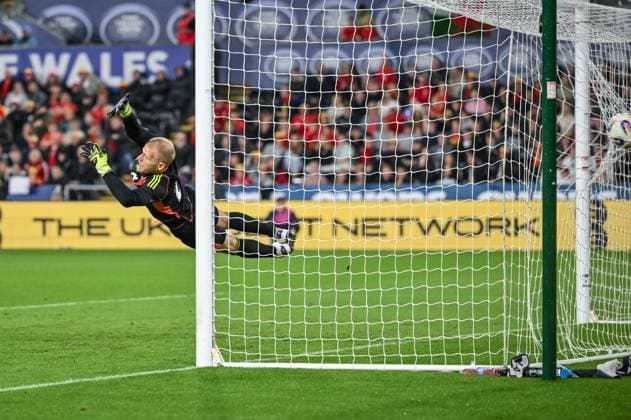 Wales v Canada International Friendly, Länderspiel, Nationalmannschaft Adam Davies of Wales stretches for Derek Cornelius of Canada goal during the International Friendly match between Wales and Canada at Swansea.com Stadium, Swansea UK Newspapers OUT Copyright: xPaulxRuberyx FIL-22196-0043