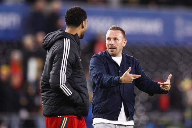 Wales gegen Kanada 09. September 2025, Swansea Internationales Freundschaftsspiel Fußball Wales gegen Kanada Wales-Manager Craig Bellamy im Gespräch mit Ben Cabango von Wales Foto Jacques Feeney Abseits Swansea UK  Copyright: xJacquesxFeeneyx xOffsidexOffside