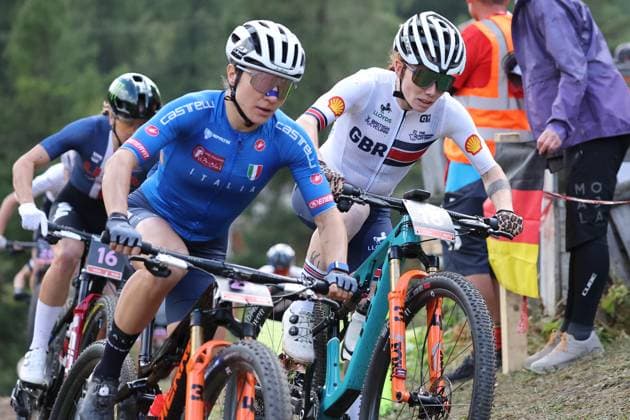 09 09 2025, Zermatt, Valais 2025 UCI Mountain Bike World Championships, Chiara Teocchi 21 ITA , Isla Short 18 GBR , Gwendalyn Gibson 16 USA during the Cross Country Short Track Elite Women Final Zermatt Zermatt Valais Switzerland Copyright: xJustPictures.ch FrancescoxMinghettix jp-en-FrMi-MNG_5629
