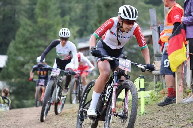 09 09 2025, Zermatt, Valais 2025 UCI Mountain Bike World Championships, Raquel Queiros 45 POR , Faranak Partoazar 46 IRI during the Cross Country Short Track Elite Women Final Zermatt Zermatt Valais Switzerland Copyright: xJustPictures.ch FrancescoxMinghettix jp-en-FrMi-MNG_5668