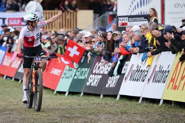 09 09 2025, Zermatt, Valais 2025 UCI Mountain Bike World Championships, Linda Indergand 32 SUI finishing the Cross Country Short Track Elite Women Final Zermatt Zermatt Valais Switzerland Copyright: xJustPictures.ch FrancescoxMinghettix jp-en-FrMi-MNG_6485