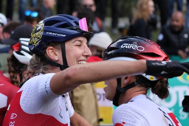09 09 2025, Zermatt, Valais 2025 UCI Mountain Bike World Championships, Nicole Koller 6 SUI congratulating Alessandra Keller 4 SUI , today s Gold Medal after the Cross Country Short Track Elite Women Final Zermatt Zermatt Valais Switzerland Copyright: xJustPictures.ch FrancescoxMinghettix jp-en-FrMi-MNG_6540
