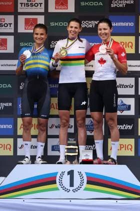 09 09 2025, Zermatt, Valais 2025 UCI Mountain Bike World Championships, Jenny Rissveds 3 SWE , Silver, Alessandra Keller 4 SUI , World Champion and Gold and Jennifer Jackson 7 CAN , Bronze Medals at the Cross Country Short Track Elite Women World Championship during the award ceremony Zermatt Zermatt Valais Switzerland Copyright: xJustPictures.ch FrancescoxMinghettix jp-en-FrMi-MNG_7471