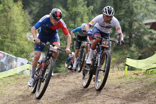 09 09 2025, Zermatt, Valais 2025 UCI Mountain Bike World Championships, Romano Püntener 36 LIE , Max Greensill 49 GBR , Edvin Elofsson 44 SWE during the Cross Country Short Track U23 Men Final Zermatt Zermatt Valais Switzerland Copyright: xJustPictures.ch FrancescoxMinghettix jp-en-FrMi-MNG_4883