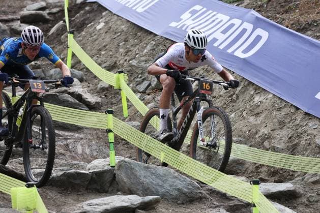09 09 2025, Zermatt, Valais 2025 UCI Mountain Bike World Championships, Khalid Sidahmed 16 SUI , Oleksandr Hudyma 13 UKR during the Cross Country Short Track U23 Men Final Zermatt Zermatt Valais Switzerland Copyright: xJustPictures.ch FrancescoxMinghettix jp-en-FrMi-MNG_5005