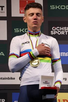 09 09 2025, Zermatt, Valais 2025 UCI Mountain Bike World Championships, Adrien Boichis 11 FRA , World Champion and Gold Medal at the Cross Country Short Track U23 Men World Championship during the award ceremony Zermatt Zermatt Valais Switzerland Copyright: xJustPictures.ch FrancescoxMinghettix jp-en-FrMi-MNG_7855
