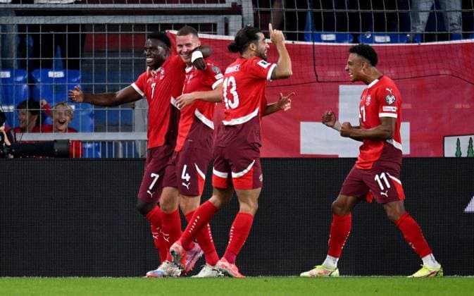 Fussball International Qualifikation WM 2026 in Basel Gruppe B 2. Spieltag Schweiz - Slowenien 08.09.2025 Jubel Schweiz nachn dem Tor zum 1 -0 , v. li., Breel Embolo, Torschuetze Nico Elvedi, Ricardo Rodriguez, Dan Ndoye *** Football International Qualification World Cup 2026 in Basel Group B 2 Matchday Switzerland Slovenia 08 09 2025 Switzerland celebrating after the goal to 1 0 , from left , Breel Embolo, goal scorer Nico Elvedi, Ricardo Rodriguez, Dan Ndoye