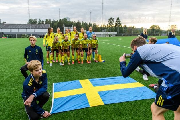 250910 Swedens starting eleven consisting of Rona Krasniqi, Zofia Cendrowska, Lina Selander Löfgren, Lilian Häggkvist, Edit Rautio, goalkeeper Hanna Karlsson, Fanny Peterson, Ella Edstrand, Ebba Hertzell, Lovisa Breland and Ellie Junetoft for the F16 national football match between Sweden and Norway on September 10, 2025 in Örnsköldsvik Copyright: JONASxFORSBERG BB250910BB216