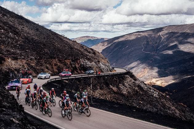 2025 Vuelta Ciclista a Espana Stage 17 Picture by Zac Williams SWpix.com - 10 09 2025 - Cycling - 2025 Vuelta Ciclista a Espana Stage 17, O Barco de Valderras to Alto de El Morredero, Spain - Dropped riders make their way up the final climb. Copyright: x xSWpix.comx(t axPhotographyxHubxLtd)xZacxWilliams SWpix.comx SWP-2645